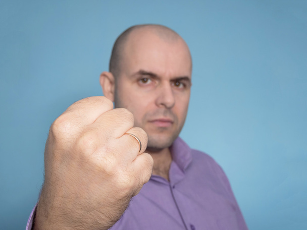 Homme caucasien en colère avec poing serré
  - Photo, image