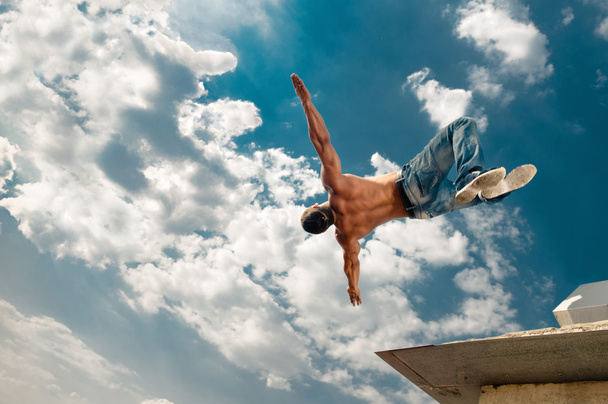 Saltar homem sob o céu
 - Foto, Imagem