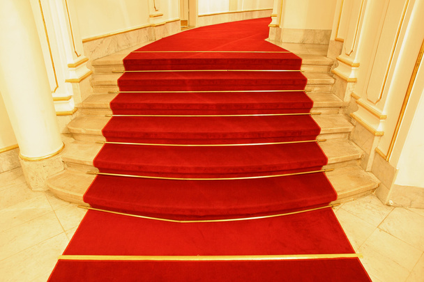 Лестницы покрыты красной ковровой дорожкой
 - Фото, изображение