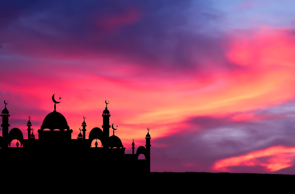 Müslüman silüeti gün batımında. - Fotoğraf, Görsel