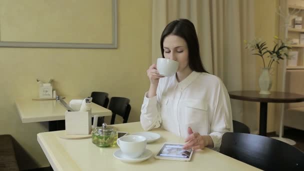 Young woman talking on cellphone in cafe - Filmmaterial, Video