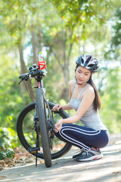 Nainen korjaus pyörä
 - Valokuva, kuva