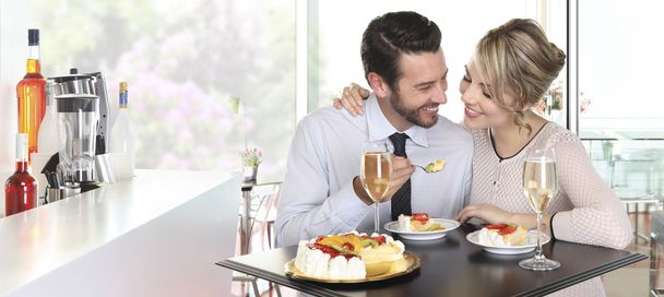heureux couple rendez-vous au bar avec vin et gâteau aux fruits, amour conc
 - Photo, image