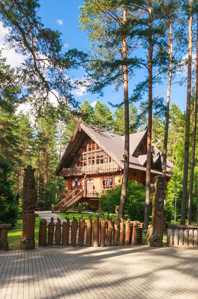 Ξύλινο γλυπτό. Μουσείο δάσος αντηχεί (Girios aidas). Druskininkai, Λιθουανία - Φωτογραφία, εικόνα