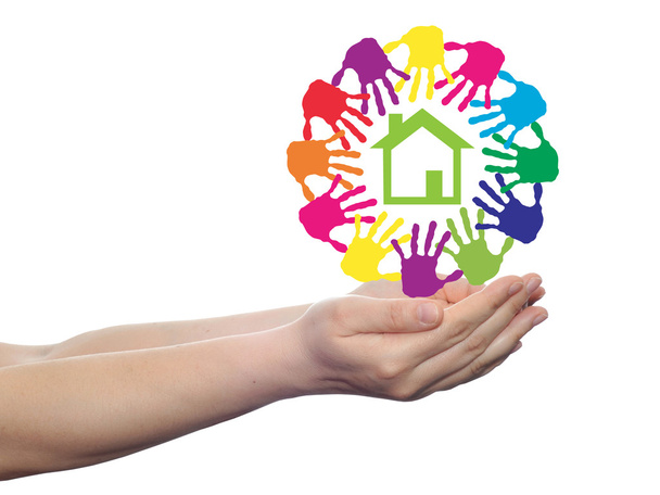 概念または概念の緑の家、子供または人間の手形丸が白い背景で隔離する記号またはシンボルを構築 - 写真・画像