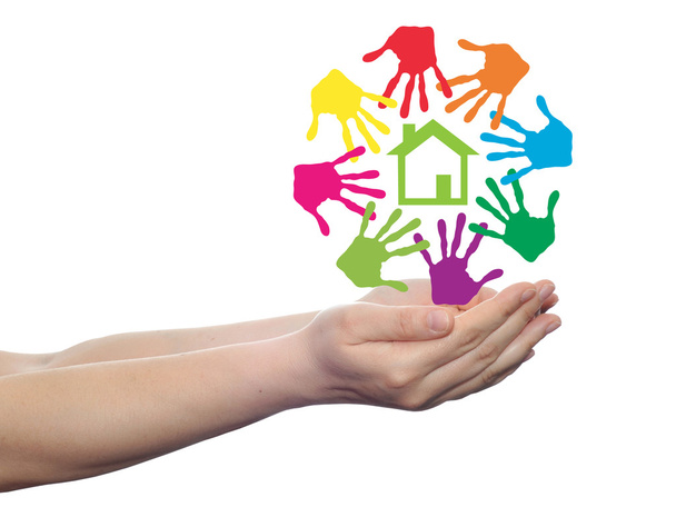 概念または概念の緑の家、子供または人間の手形丸が白い背景で隔離する記号またはシンボルを構築 - 写真・画像