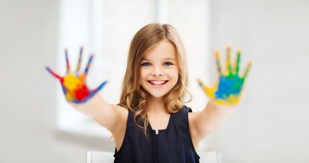 girl showing painted hands - Фото, зображення