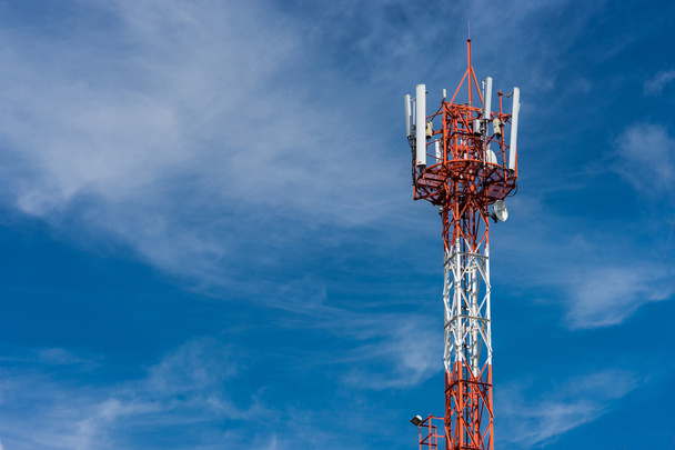 антенна ретранслятора башня на голубом небе
 - Фото, изображение