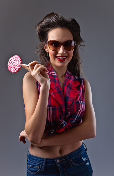 Молода красива жінка з цукерками
 - Фото, зображення