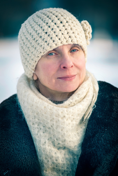 雪の背景を持つ女性の冬の肖像 - 写真・画像