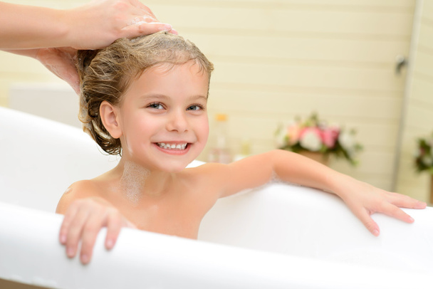 Cute little girl washing her hair - Foto, immagini