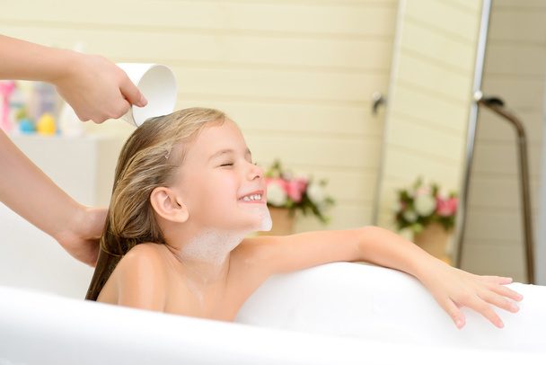 Cute little girl washing her hair - Foto, Imagem