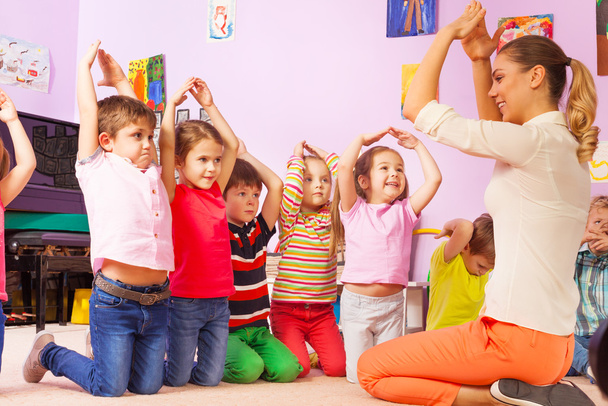 kids repeat gesture after the teacher - 写真・画像