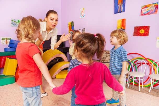 Many kids clap hands with teacher - Zdjęcie, obraz
