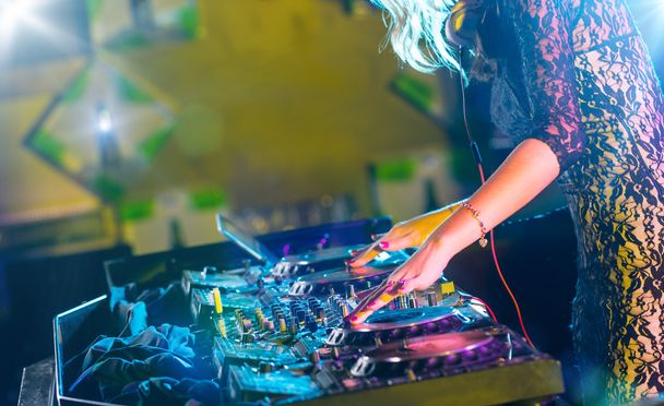 DJ lemezjátszó konzol keverő ellenőrzésére a két kezével - Fotó, kép