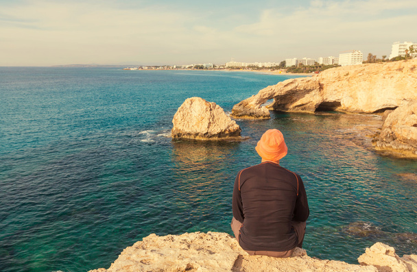 Uomo sulla bellissima costa cipriota
 - Foto, immagini