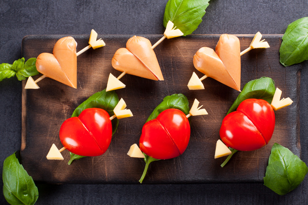 Filete marinado con tomate y salchicha en forma de corazón
. - Foto, imagen