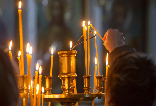 Ihmisen käsi kynttilät kirkko
 - Valokuva, kuva