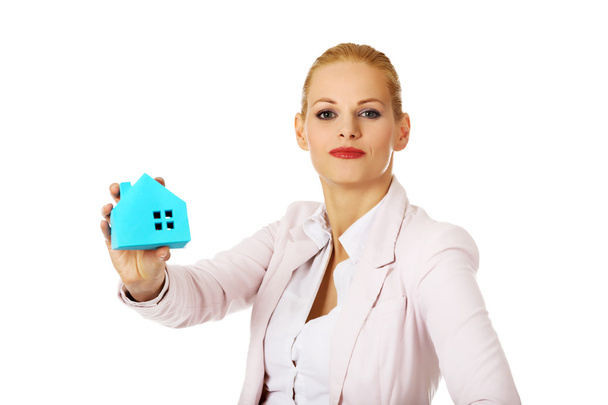 Smile business woman holding a paper house - Foto, Bild