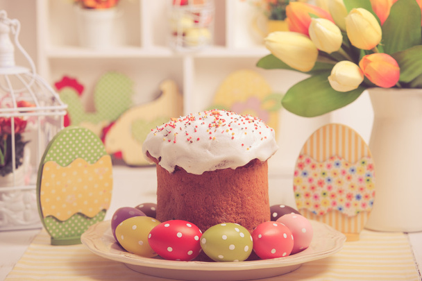 Easter decor and cake - Foto, afbeelding
