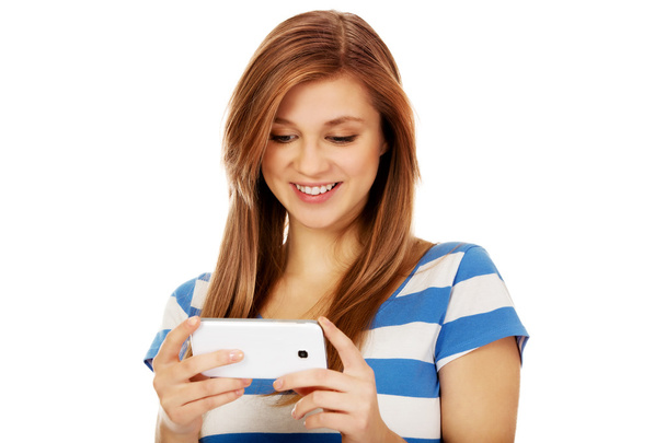 Teenage woman using mobile phone - Fotografie, Obrázek