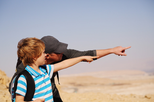 padre e hijo en el desierto - Foto, Imagen