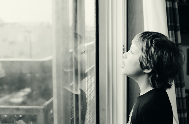 雨を見て自閉症の少年 - 写真・画像