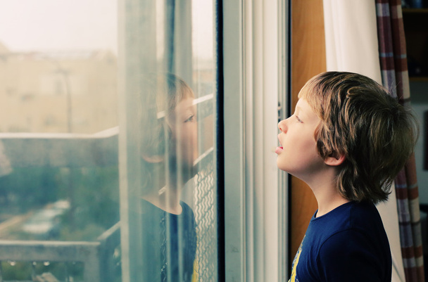 autistický chlapec při pohledu na déšť - Fotografie, Obrázek