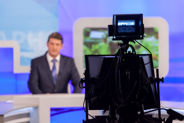 videocamera dello studio televisivo che registra reporter o conduttore maschile. Trasmissione in diretta
 - Foto, immagini