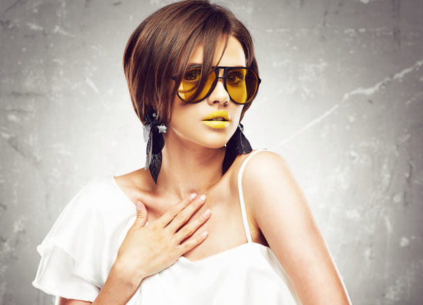 Model with yellow sunglasses - Fotó, kép