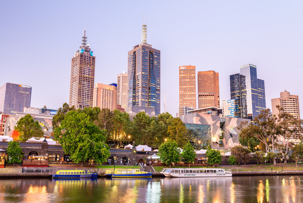 MELBOURNE - 17 OCTOBRE 2015 : Skyline de la ville par une belle journée. T
 - Photo, image