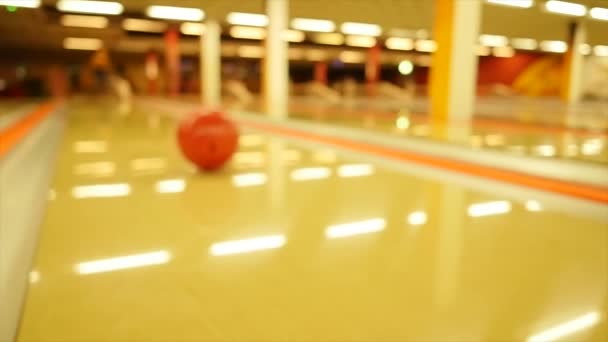 palla da bowling rotolamento
 - Filmati, video