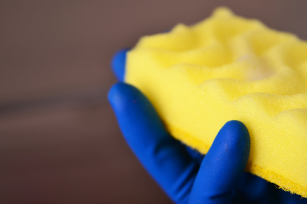 Kadın eli mavi kauçuk koruyucu eldiven sarı bez ile temizlik beyaz açık boş buzdolabı. Temizlik kavramı. Temiz - Fotoğraf, Görsel