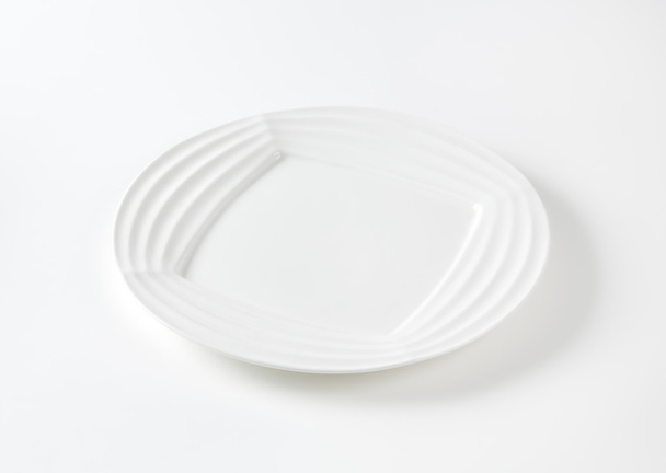 White dinner plate with ridged rim - Фото, изображение