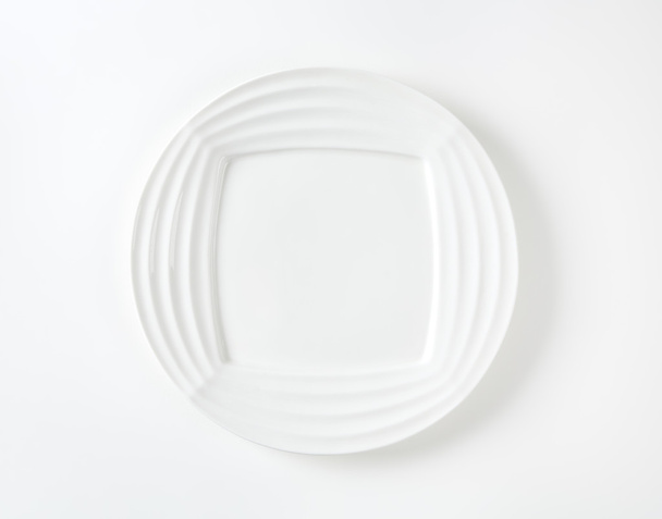 Placa de jantar branco com aro estriado
 - Foto, Imagem