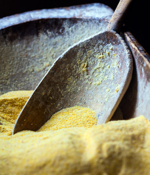 Wooden spoon in corn flour - Foto, afbeelding