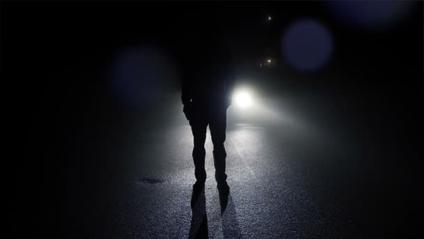 Mann geht durch dunkle Nacht - Filmmaterial, Video