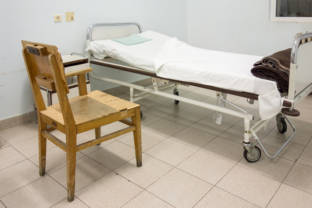 Interiér nemocniční pokoj s manželskou postelí a staré křeslo - Fotografie, Obrázek