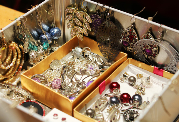 Κουτί γεμάτο κοσμήματα και τα σκουλαρίκια των γυναικών - Φωτογραφία, εικόνα