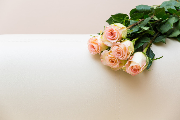 Ramo de rosas de té en un sofá blanco
 - Foto, Imagen