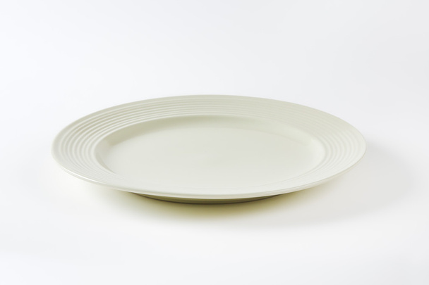 Hueso plato de cena blanco con borde ancho
 - Foto, imagen