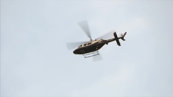 Politie helikopter vliegend door veiligheid achtergrond - Video