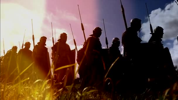 Gladiatortruppe marschiert gemeinsam in Zeitlupe - Filmmaterial, Video
