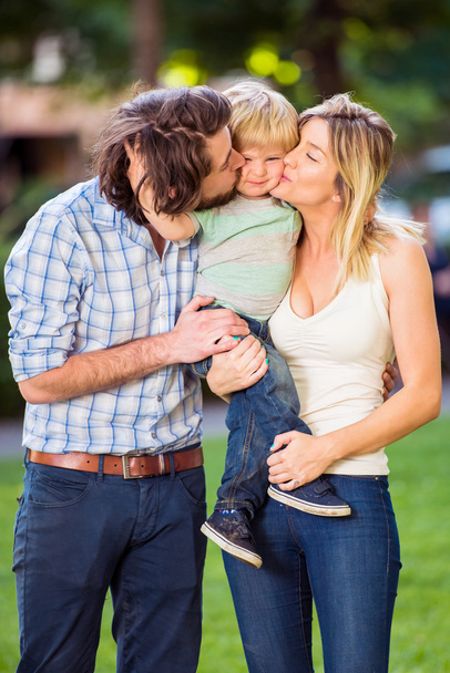 Mère et Père embrassant leur enfant
  - Photo, image