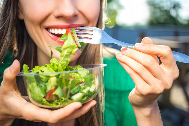 жінка їдять салат
 - Фото, зображення