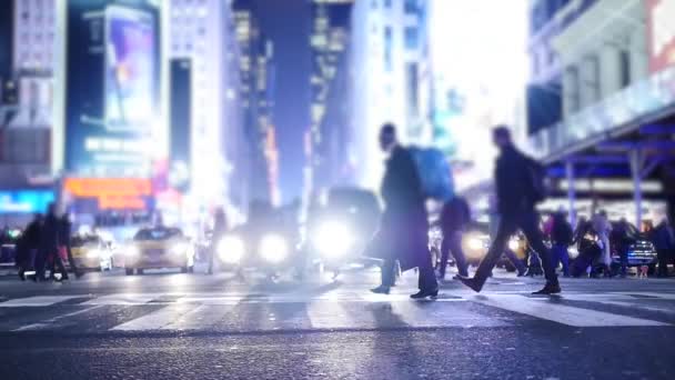 Menschen überqueren Fußgängerüberweg in der Stadt - Filmmaterial, Video