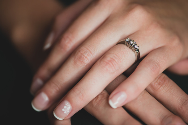 Γαμήλιο δαχτυλίδι στο γυναικείο χέρι - Φωτογραφία, εικόνα