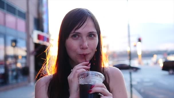 nő iszik szódával - Felvétel, videó