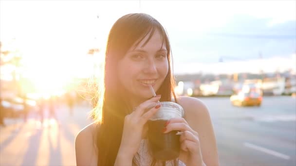 Mulher bebendo refrigerante
 - Filmagem, Vídeo