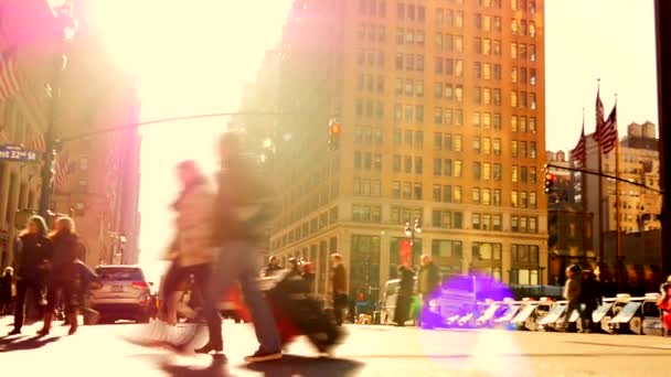 pessoas andando na movimentada rua da cidade
 - Filmagem, Vídeo
